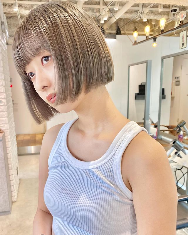 ミニボブにオリーブグレージュヘアカラー