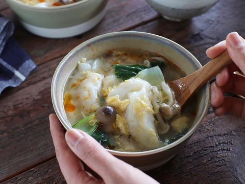 餃子、スープ、しめじ、きのこ、チンゲン菜、中華、ラー油。