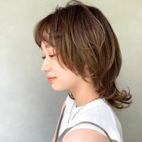 最新のレディース向け襟足長めウルフ。小顔見えも叶う注目のヘアスタイルカタログ