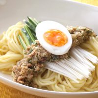 【チョッパーのレシピ】万能中華ソースを炒めてかけるジャージャー麺