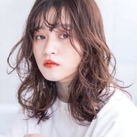 楽ちんで大人可愛い《ゆるふわパーマ×ミディアム》おしゃれな無造作ヘアをご紹介