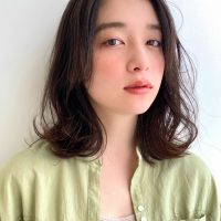 外ハネでおしゃれ度アップのミディアムヘアまとめ。おすすめのやり方をご紹介