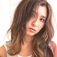 前髪なし×ミディアムのヘアカタログ。大人女性に似合うお手本にしたい人気の髪型