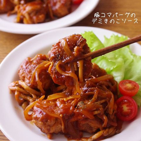 豚肉、こま切れ、玉ねぎ、しめじ、えのきだけ、ハンバーグ、デミグラスソース、ミニトマト、レタス。