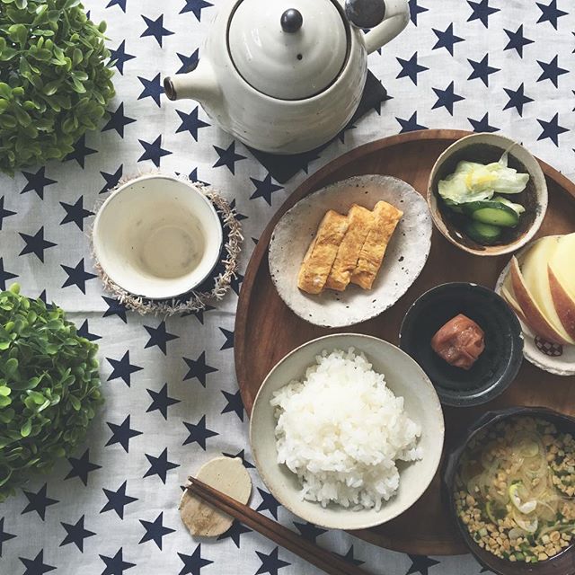 丸いトレーがおしゃれな和食器コーディネート