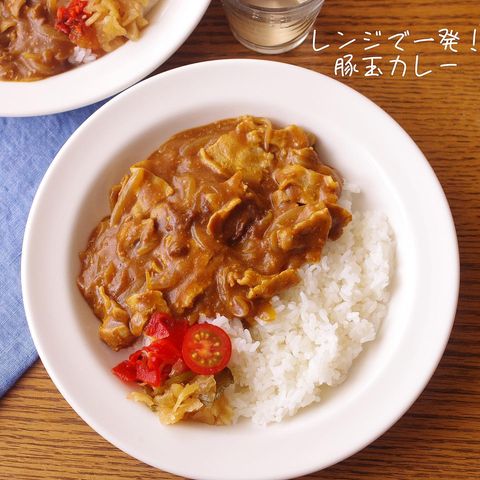 豚肉、カレー、玉ねぎ、トマト、福神漬け。