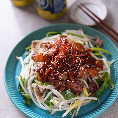 豚肉、もやし、ほうれん草、炒め、サラダ、糸唐辛子。