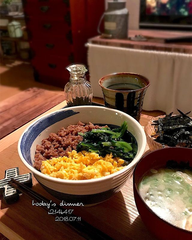 三色そぼろ丼