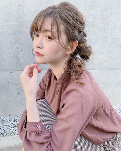 横顔がおしゃれなパーカー向けヘアアレンジ