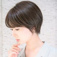 大人のヘアカラーは《カーキアッシュ》がおすすめ。暗め〜明るめまで透明感ある髪色