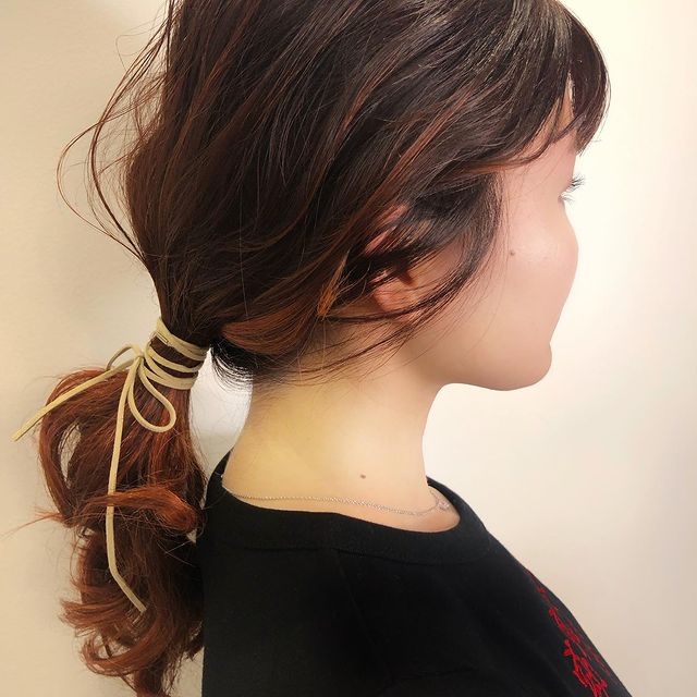 紐を使ったポニーテールヘアアレンジ