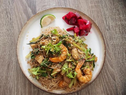 茶色ご飯が逆におしゃれなワンプレートランチ