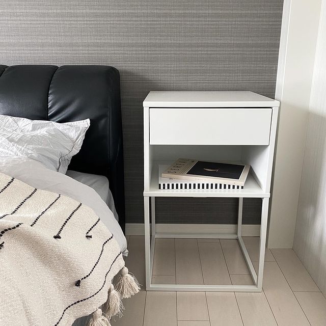 小物などを置くのに便利なIKEAの家具