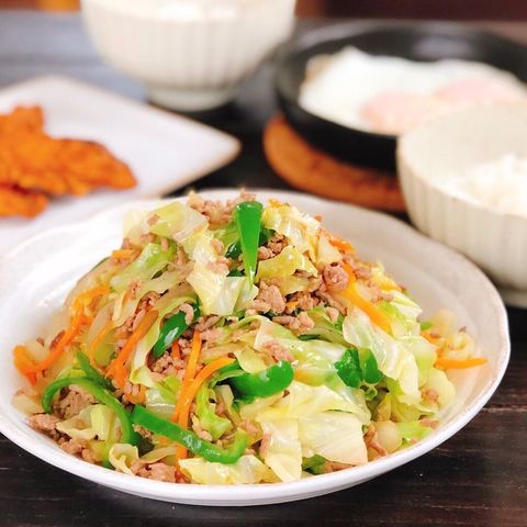 野菜炒め、豚ひき肉、キャベツ、人参、ピーマン、玉ねぎ。