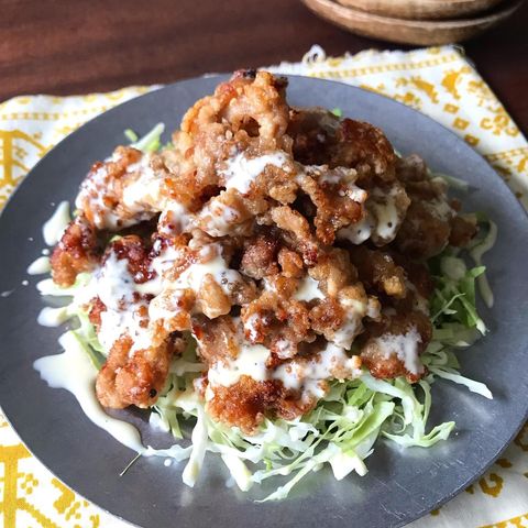 豚肉、から揚げ、キャベツ、レモン、マヨネーズ、ソース。