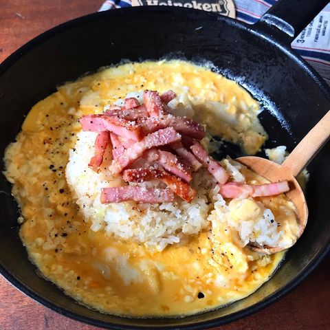 フライパンのまま食卓に出すカルボナーラ炒飯