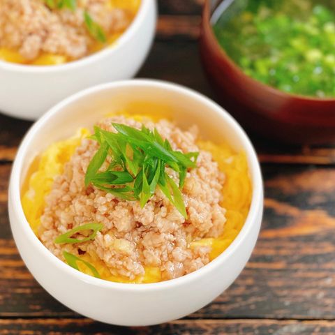 鶏そぼろとふわふわ卵の簡単親子丼