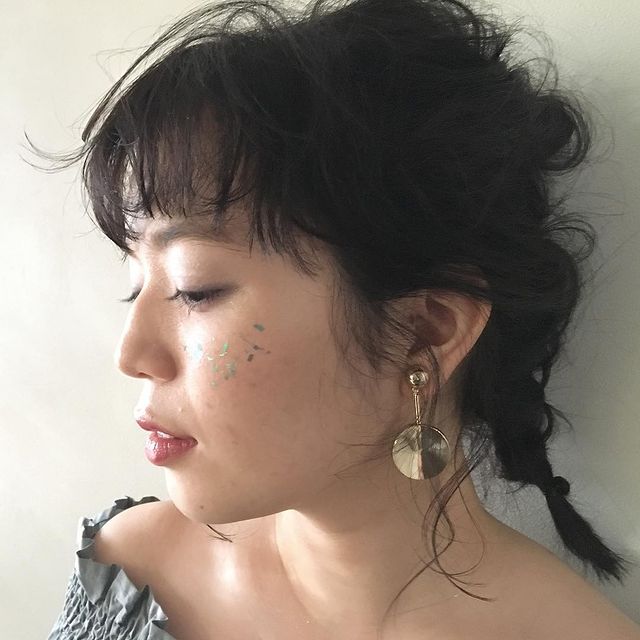 髪の動きを利用したローポニーヘアアレンジ