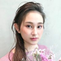 前髪を上げるヘアアレンジ集。手軽に印象チェンジが出来る似合わせスタイルをご紹介