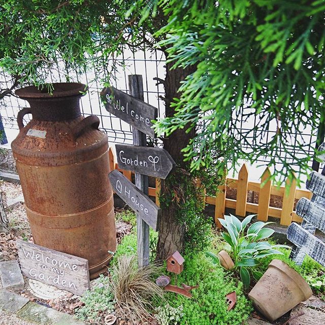 大きなミルク缶でガーデニングを楽しむ花壇