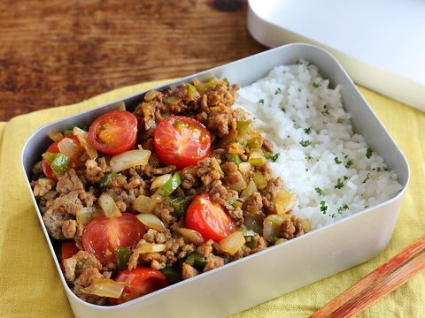 トマトが映えるドライカレー