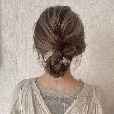 大人っぽく華やかな三つ編みヘアアレンジ