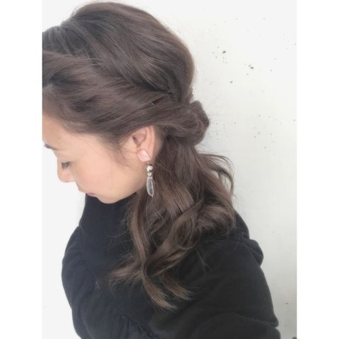 ふんわり感が可愛い前髪を上げるヘアスタイル