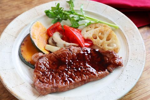 豚肉、ポークソテー、赤ワインソース、かぼちゃ、パプリカ、れんこん、クレソン。