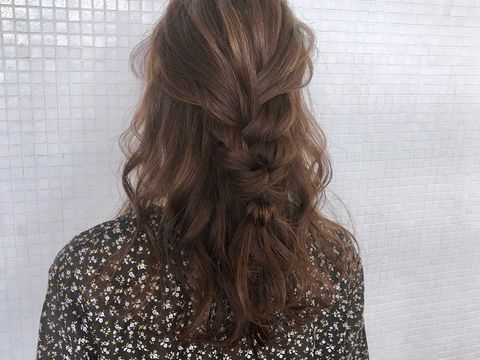 ふんわりと大人可愛い三つ編みヘアアレンジ