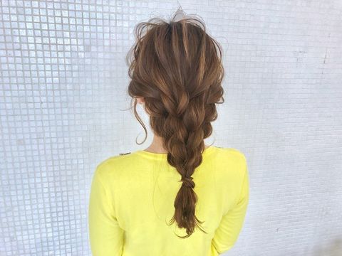 すっきりとまとめられる三つ編みヘアアレンジ