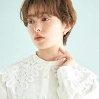 女性らしさが引き立つ。earth music＆ecologyのレース衿ブラウス