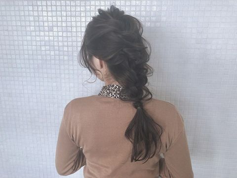 上品で大人っぽい三つ編みヘアアレンジ