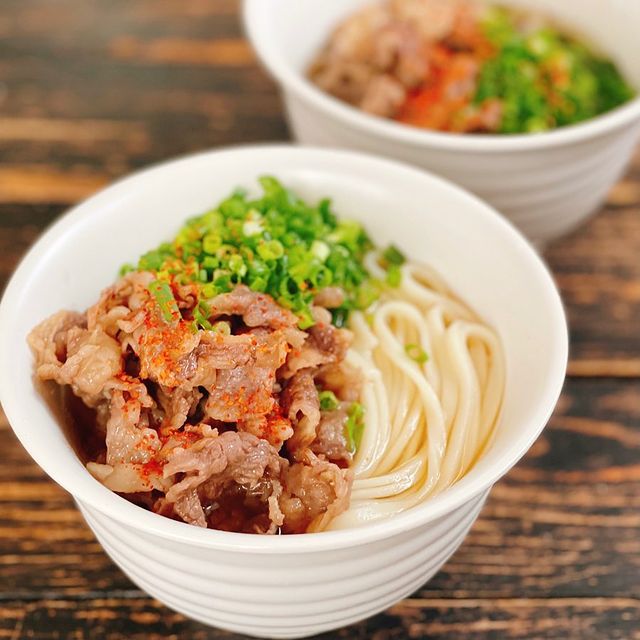 牛肉、卵、うどん、ねぎ、七味唐辛子、スープ。