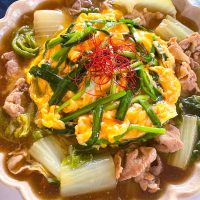 白菜を消費したいならこれ！15分で完成「白菜と豚こまのうま煮ニラ玉のせ」