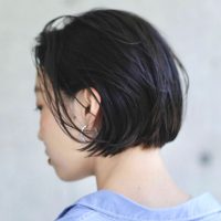 襟足ギリギリのボブがおしゃれ。すっきりとした印象が魅力的なヘアスタイル