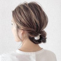 雨の日はすっきりまとめ髪に。身につけたい簡単ヘアアレンジをご紹介