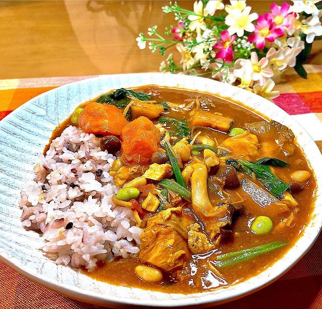 ほろほろ胸肉とたっぷりきのこの秋野菜カレー