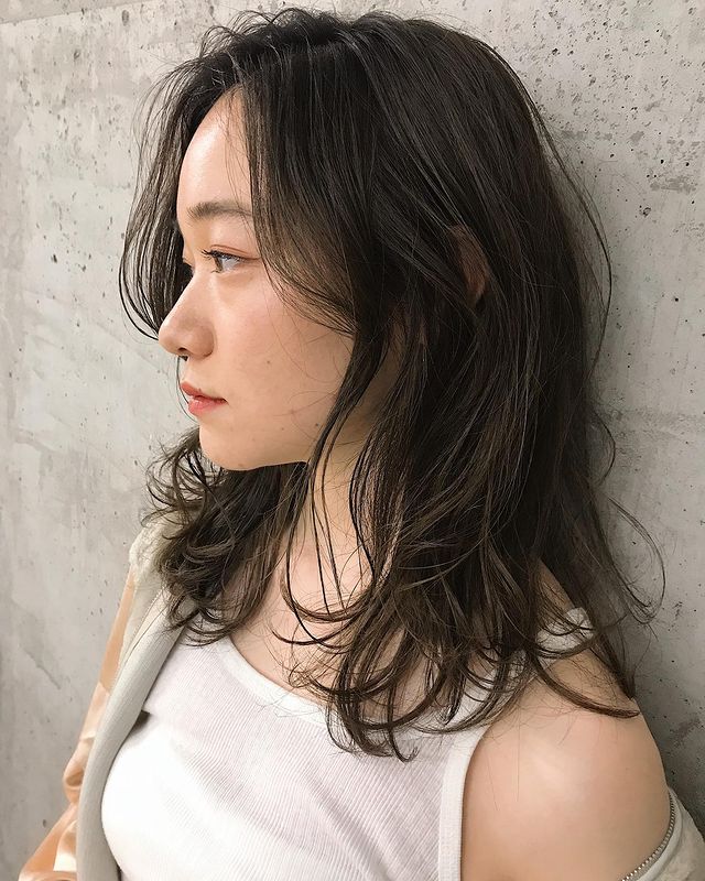 暗色ミディアムに合う秋のヘアカラー