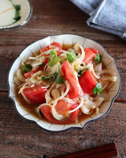 トマト、玉ネギ、大葉、麺つゆ、和え物。