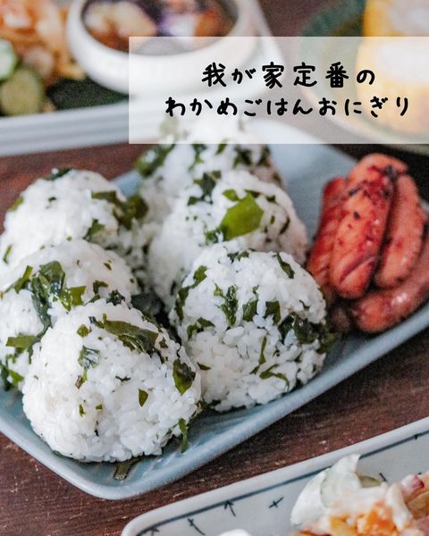 わかめご飯、おにぎり、ウィンナー。