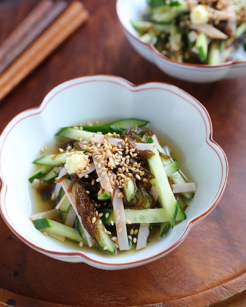 もずく、ハム、きゅうり、ごま、和え物、小鉢料理。