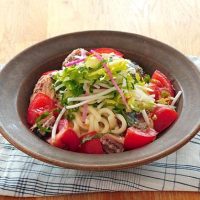 栄養がしっかり摂れる！ざく切りトマトとさばの青じそサラダうどん