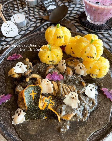 黒が目を引くハロウィンシーフードカレー