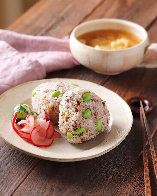 魚好きな男の子に焼きサバと枝豆のおにぎり