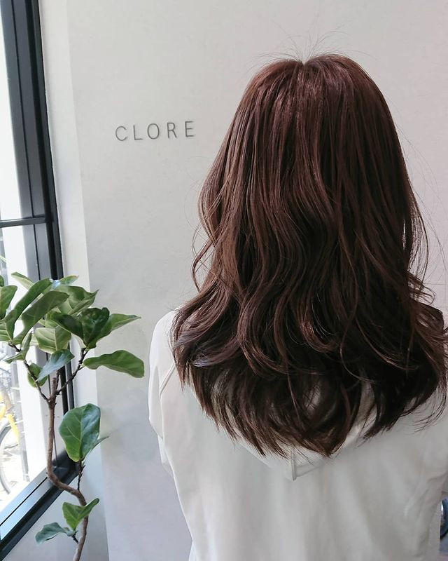 明るくなりすぎない暗めブラウンのヘアカラー