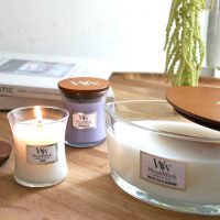 心身ともにリラックスできる「WoodWick キャンドル」。心地よい音と高品質の香り