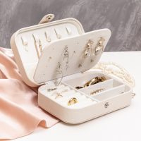 気分も上がるおしゃれな「ネックレスケース」12選。大容量や絡まないアイテムなど