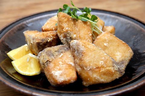 ブリ、竜田揚げ、魚料理、カイワレ大根、レモン串切り。