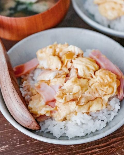 子供でも作れる人気のスクランブルエッグ丼