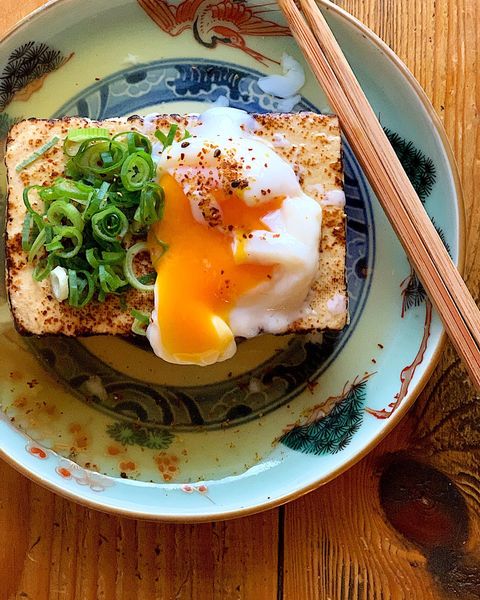 煮込み豆腐温玉のせ